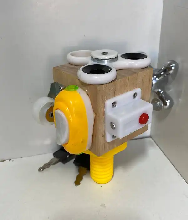 Б/в Бізікуб BUSY CUBE розвиваюча іграшка 14x11,5x1